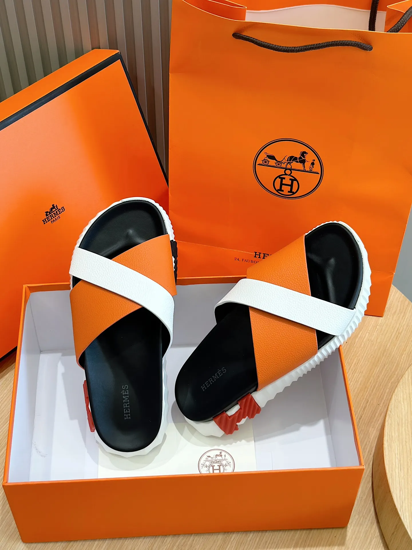 [HERMÈS] Top men's shoes 💰: 340💰 Size: 39-44 (38.45 46 custom-made) Herme*H Home Hermès Men's Sandals and Slippers - Original Replica Purchase the original version and make it one to one, the outsole is privately modeled, and the outsole color corresponding to each color is the same as the original version. Come to those who know the stuff 💪 The ultra-light soles are designed in contrasting colors, and they feel so comfortable on your feet! Calfskin, cowhide feet, private mold outsole.